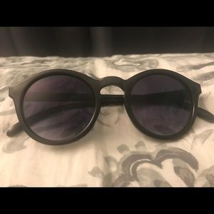 Black round sunglasses